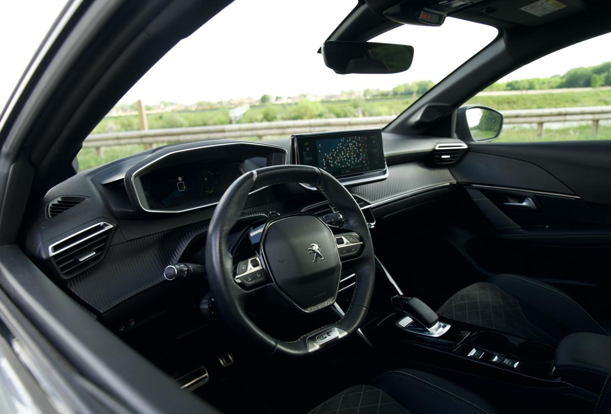 PEUGEOT E-208