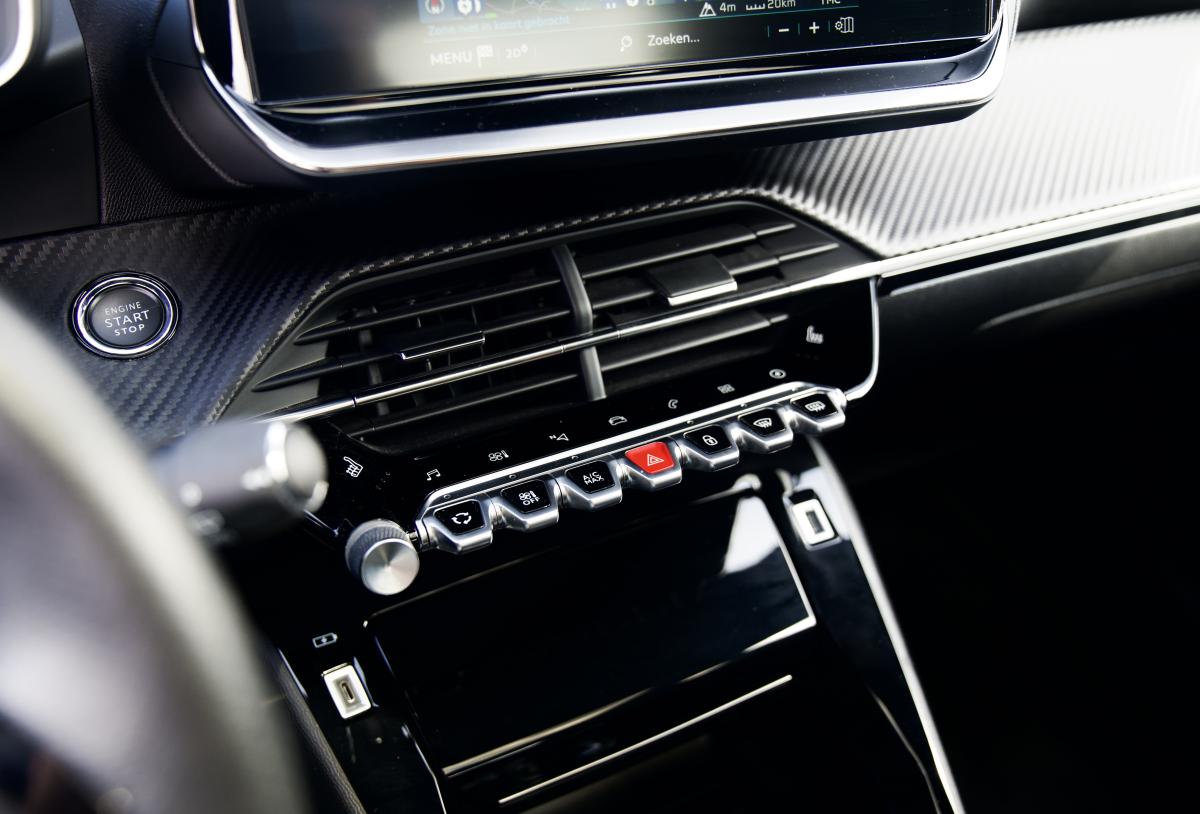 PEUGEOT E-208