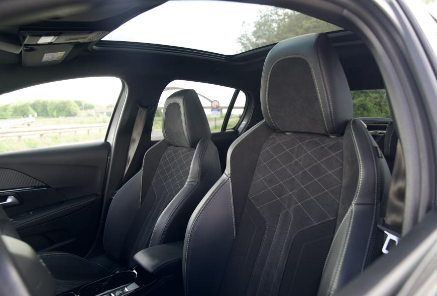 PEUGEOT E-208