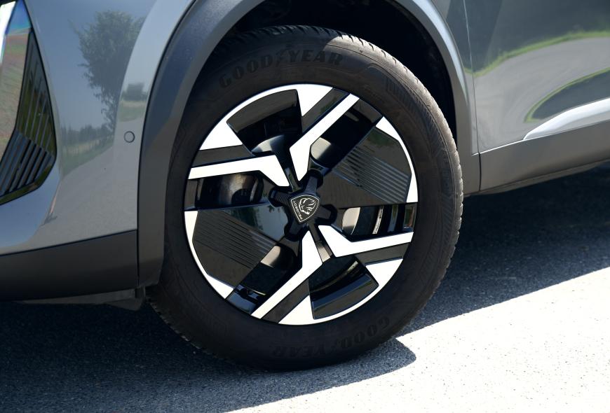 PEUGEOT 2008 "ALLURE"