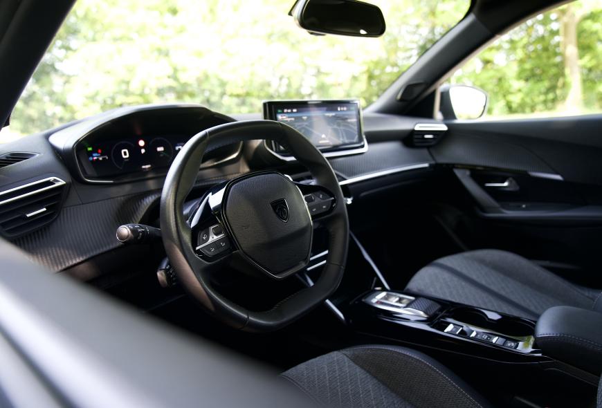 PEUGEOT 2008 "ALLURE"